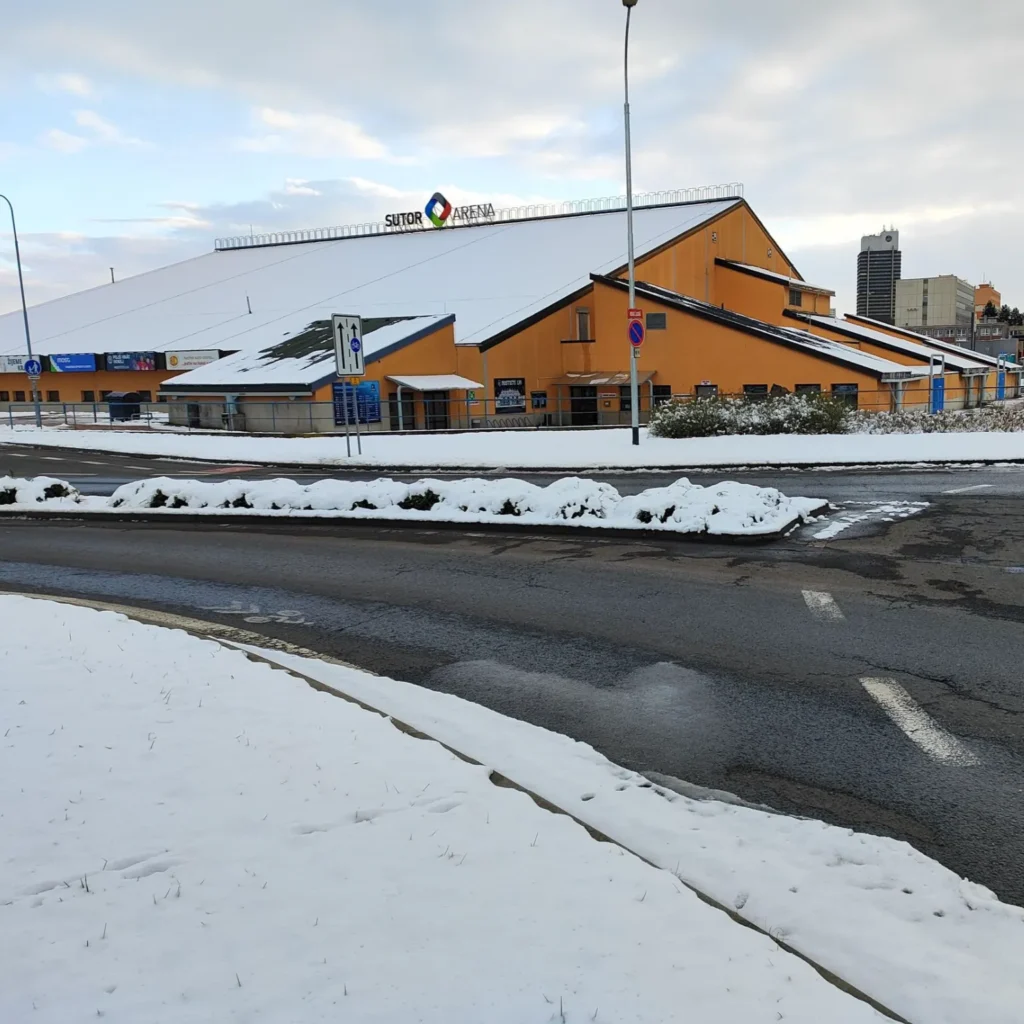 Sponzorujeme také Mostecké Lvi, kteří hrají své domácí zápasy v SUTOR Aréně.